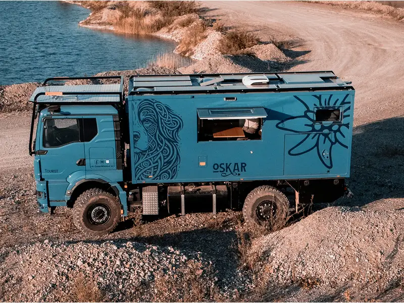 Експедиційний автобудинок KRUG Expedition OSKAR на березі озера